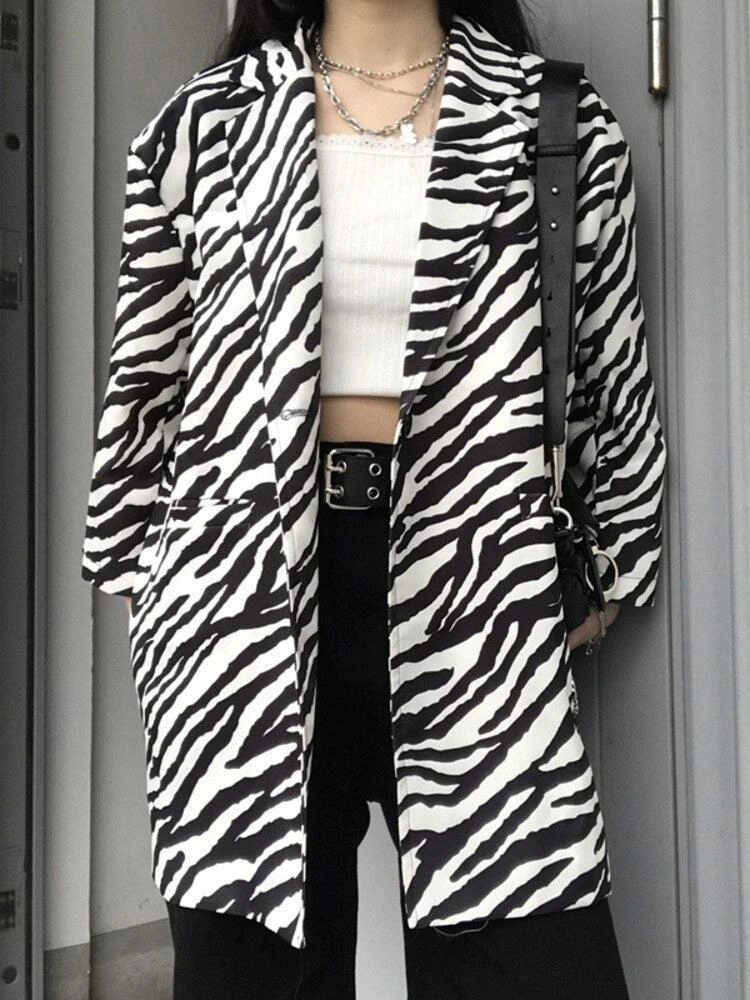 Wildkatzen-Charme: Zebra Blazer für den selbstbewussten Auftritt! Ein Hauch von Safari, ein Statement für dich.