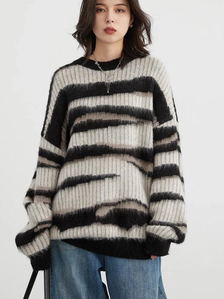 Zebra-Streifen Strickpullover: Ein Hauch von Wildnis für deinen Kleiderschrank, stilvoll und einzigartig.