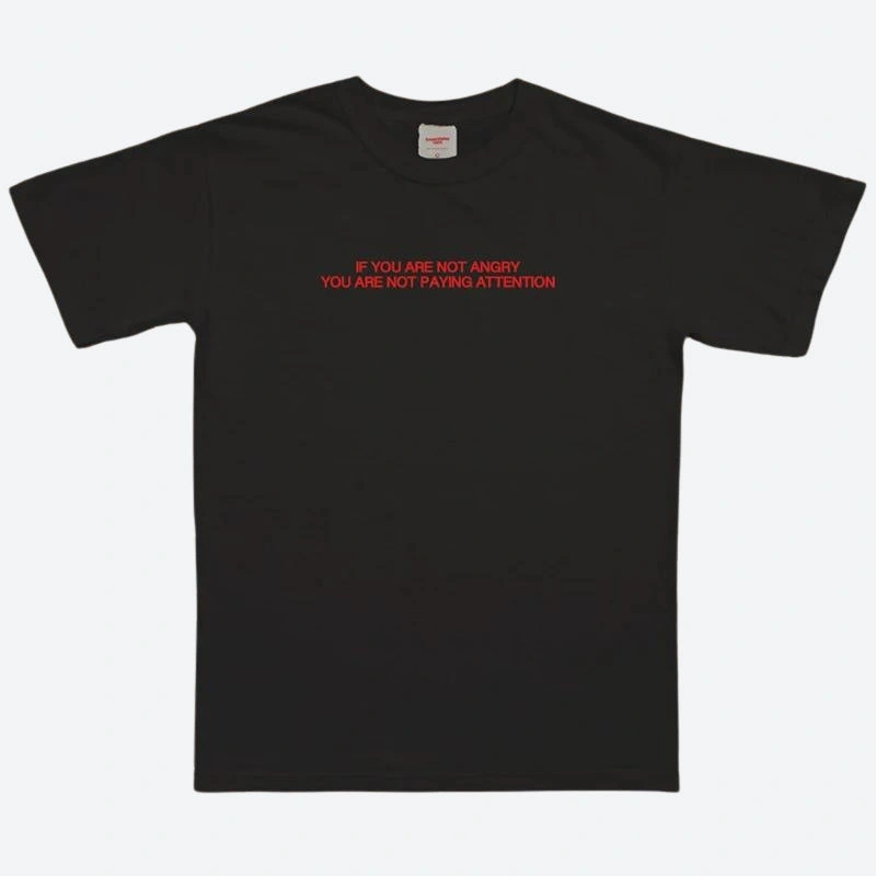 Achtung! Dieses T-Shirt fängt Blicke: Du bist nicht unbemerkt! Sei der Star, der die Aufmerksamkeit lenkt.