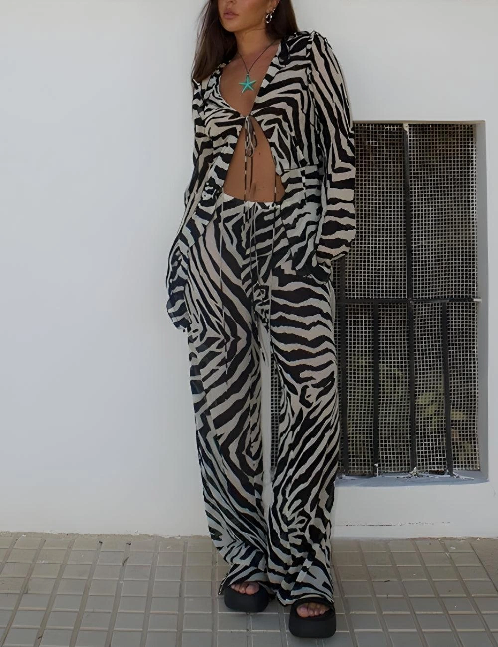 Zebra-Traum: Stylishes Blusen-Hosen-Set für den perfekten Auftritt. Ein Look, so wild und wunderschön wie du!