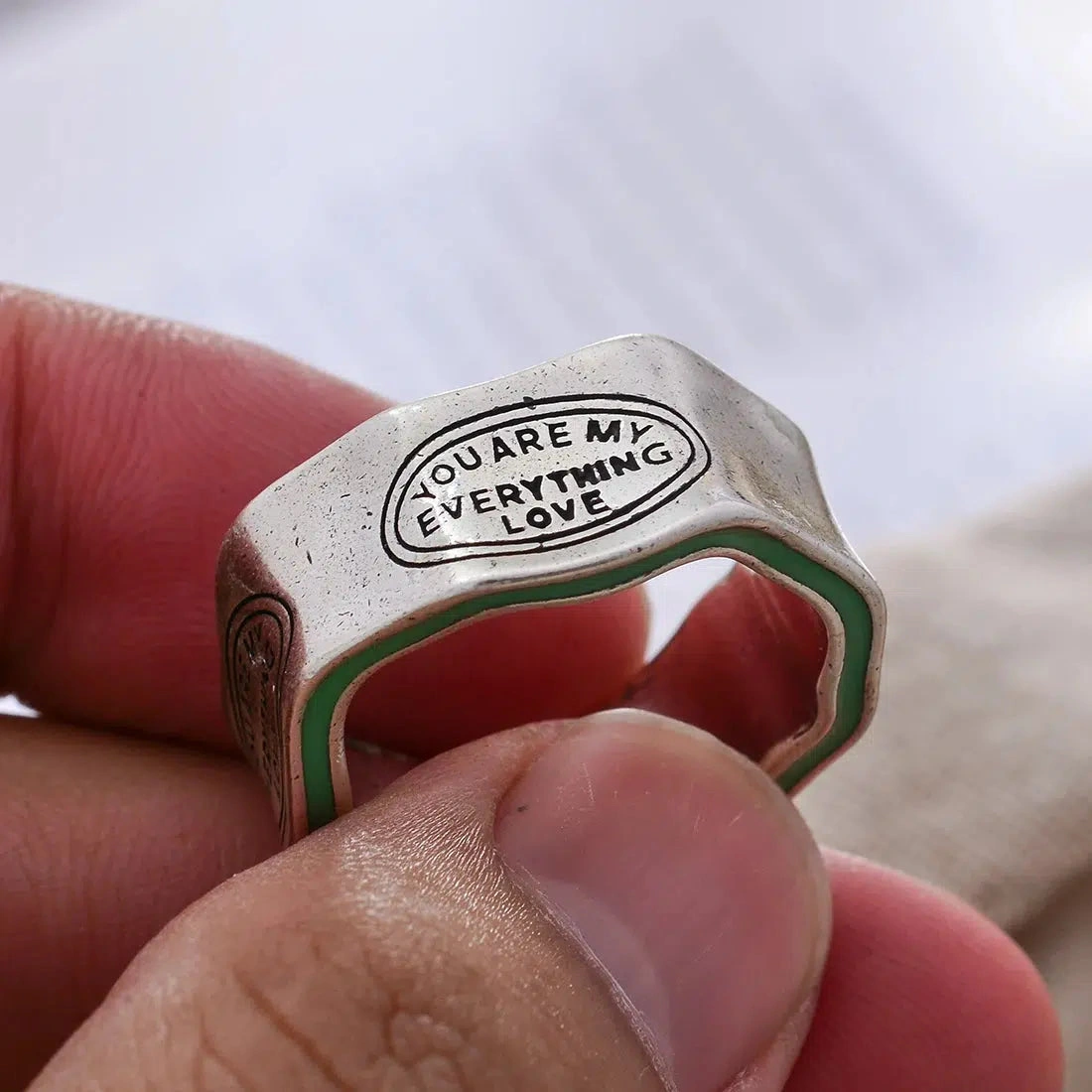 Mein Herz für dich: Ewiger Ring der Liebe – Unendliche Verbundenheit in Gold gefasst.